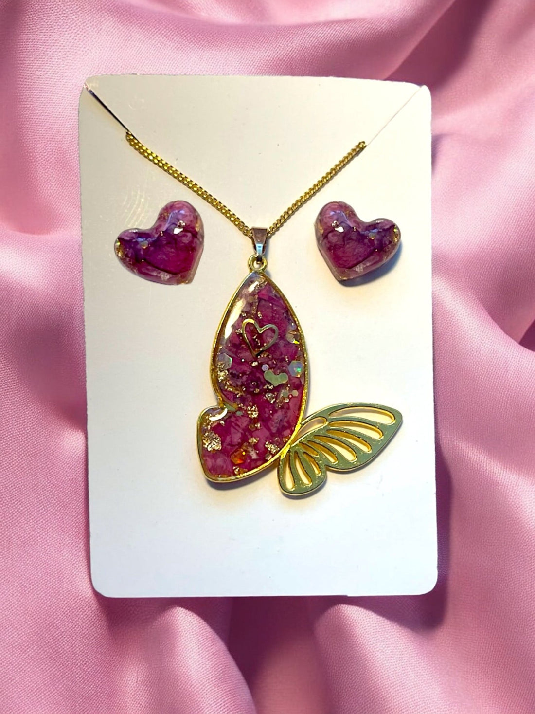Set ciondolo Farfalla e orecchini a Cuore in Resina con Foglia d’Oro e Petali di Rosa - Un_Cadeaux