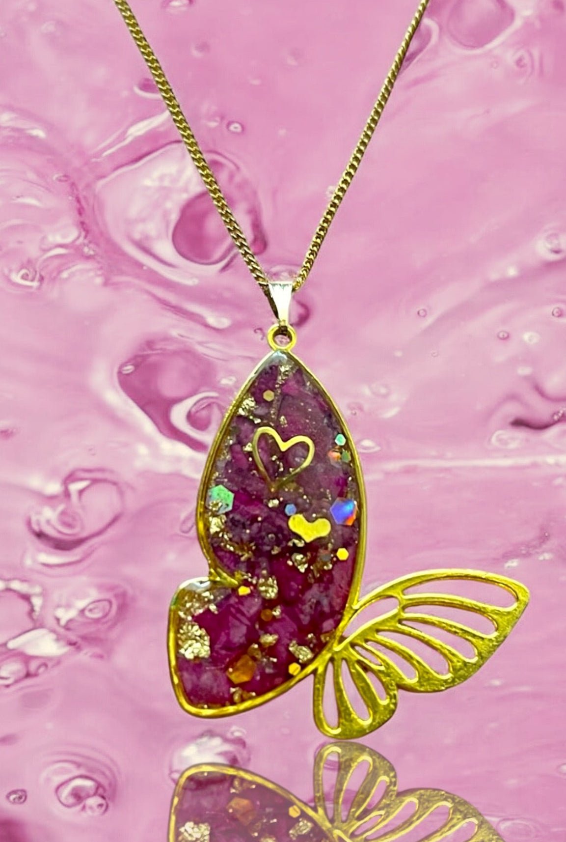 Set ciondolo Farfalla e orecchini a Cuore in Resina con Foglia d’Oro e Petali di Rosa - Un_Cadeaux
