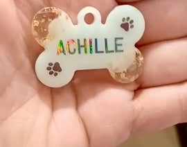 Medagliette per cani personalizzabili a forma di osso in  resina, bianca, oro e zampette nere