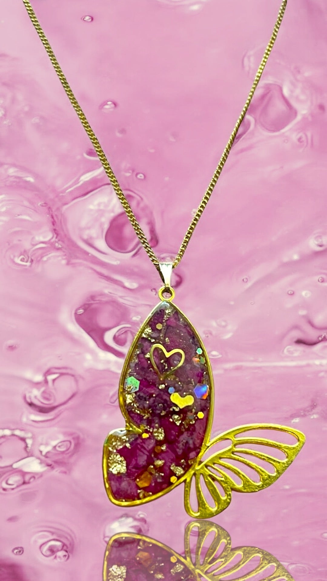 Set ciondolo Farfalla e orecchini a Cuore in Resina con Foglia d’Oro e Petali di Rosa - Un_Cadeaux
