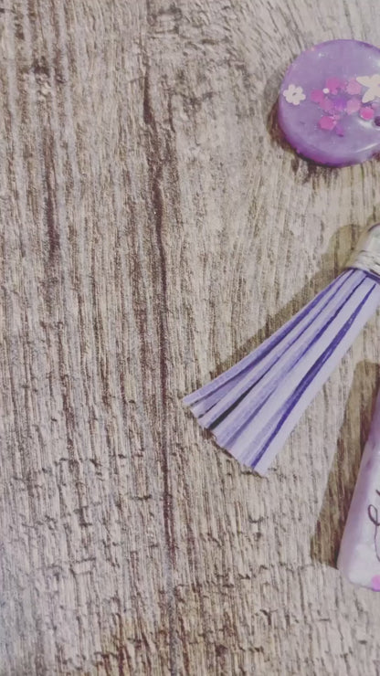 Portachiavi in resina personalizzabile con iniziali, E viola e lilla, realizzato a mano. Un accessorio unico, ideale come regalo.